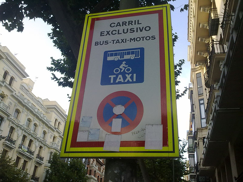 אופנועים בנתיב תחבורה ציבורית במדריד